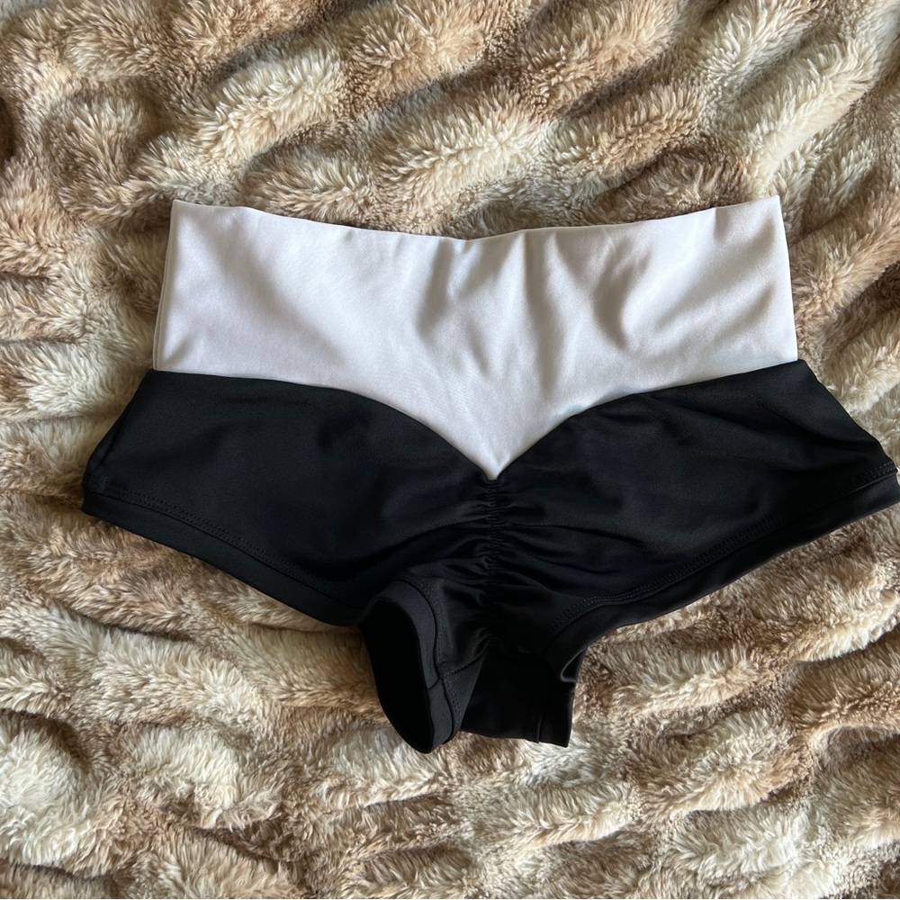RimarSport Mid Waisted Pole Dance Shorts cinched scrunch back - white & black